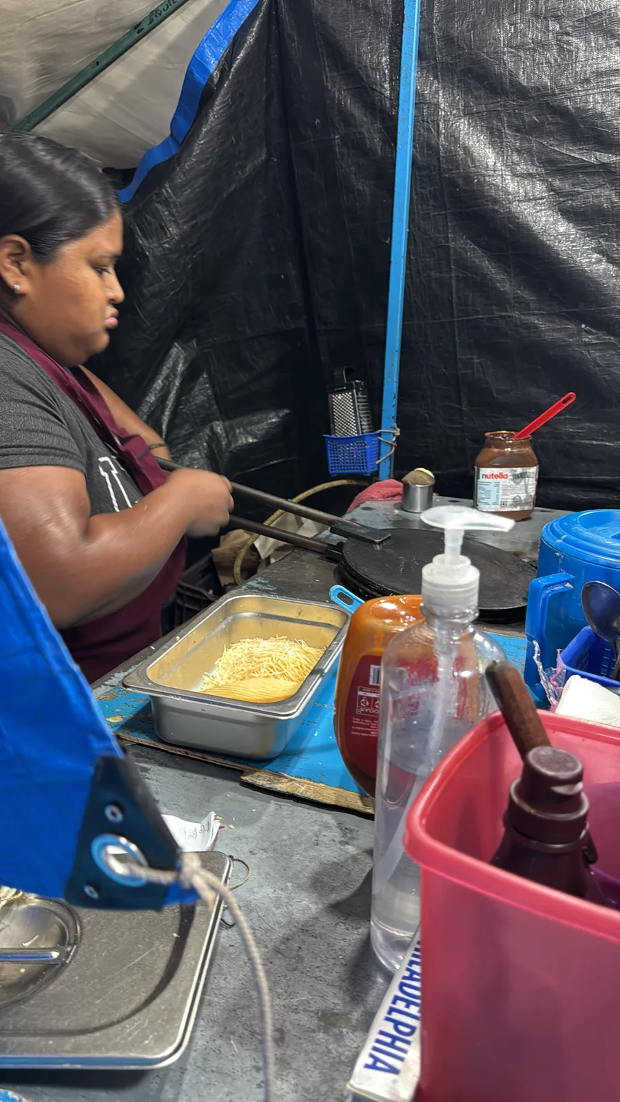 Marquesitas recién hechas en un puesto callejero