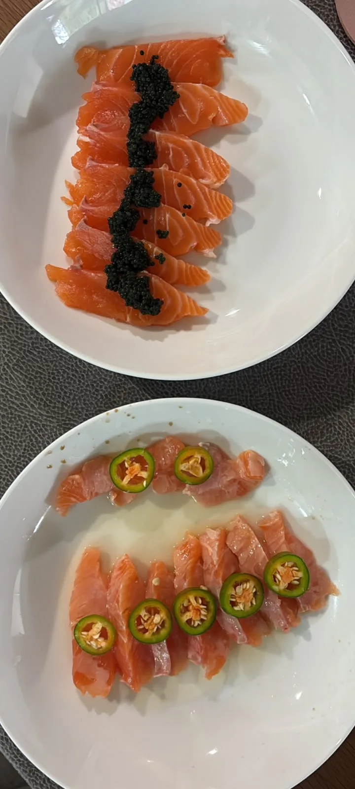Dos platos de salmón: uno con caviar negro, otro estilo aguachile con jalapeño relleno