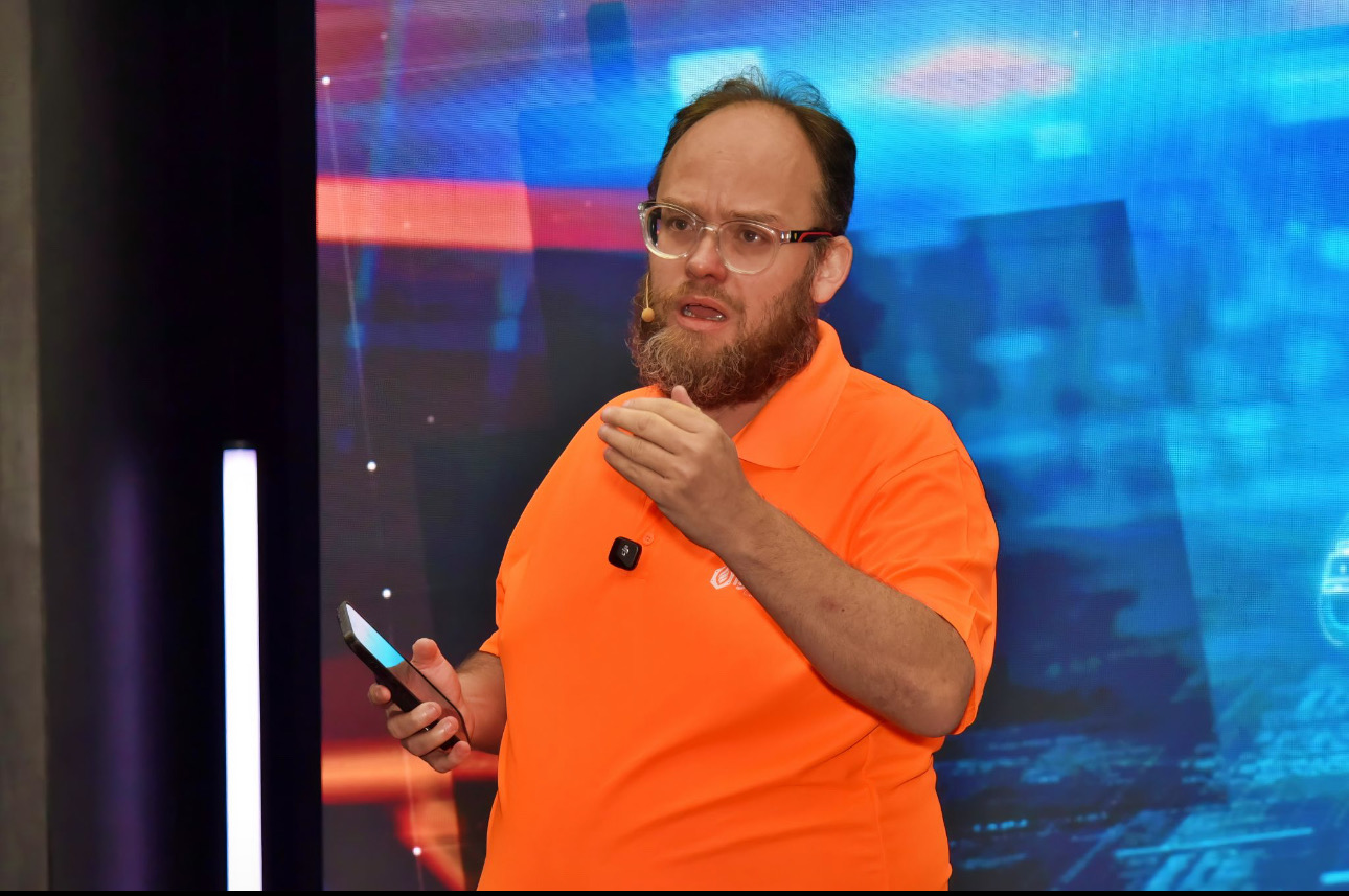 Esteban Rey habla con seriedad y lleva su característica prenda naranja.