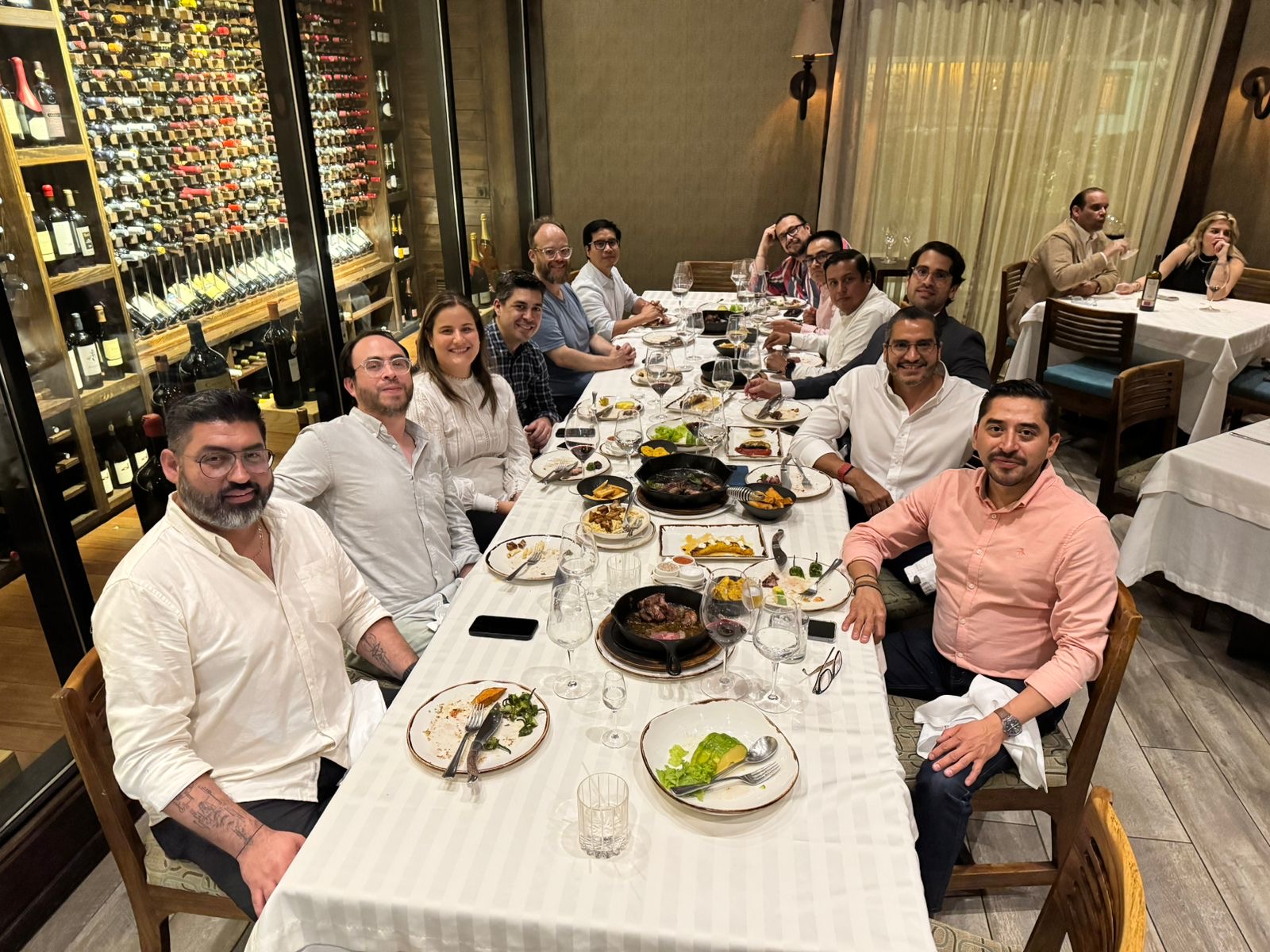 Esteban Rey comparte cena con amigos en un ambiente elegante.