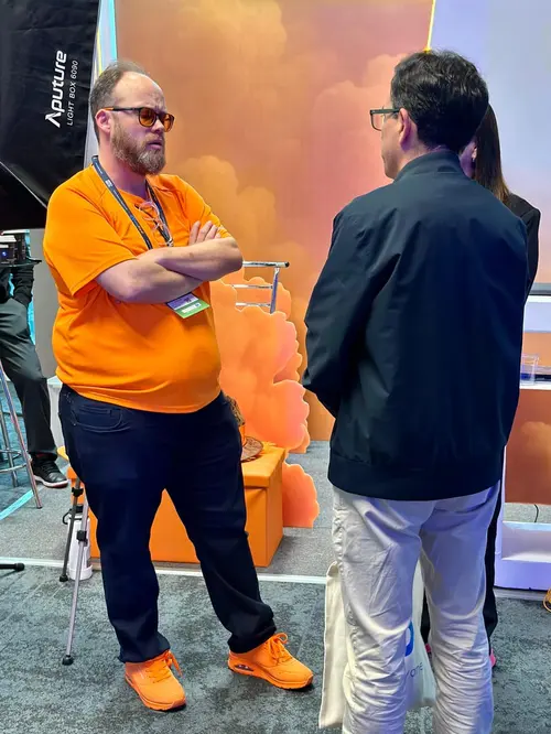 Esteban Rey con su característico toque naranja en un entorno profesional.