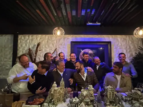 Esteban Rey comparte un momento relajado con amigos en una fiesta navideña.