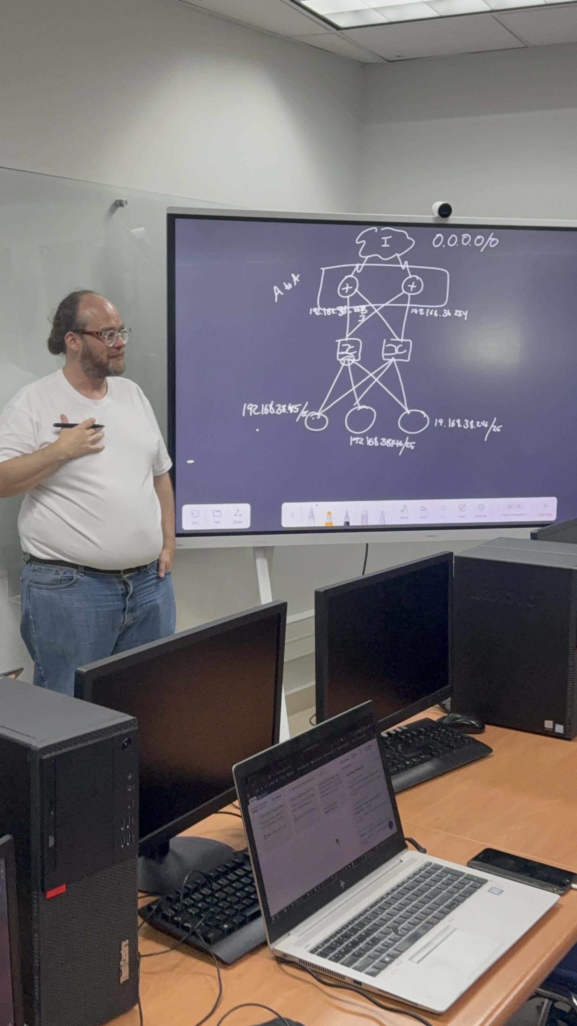 Esteban Rey trabaja en una red de computadoras en su oficina.