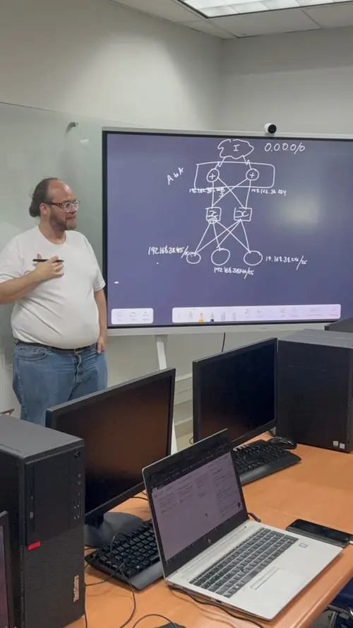 Esteban Rey trabaja en una red de computadoras en su oficina.