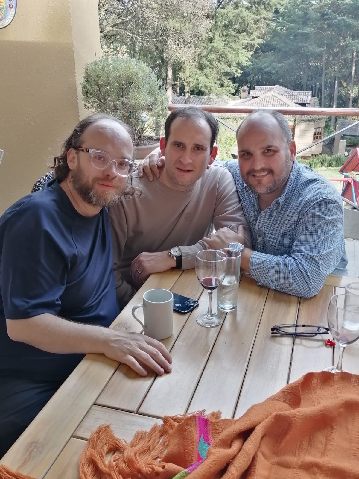 Esteban Rey comparte un momento relajado con amigos en un patio.