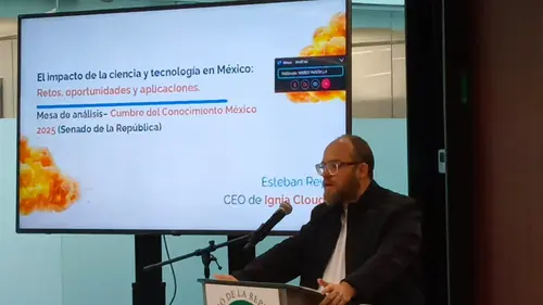 Esteban Rey habla frente a una pantalla con su título de CEO de Ignia Cloud.