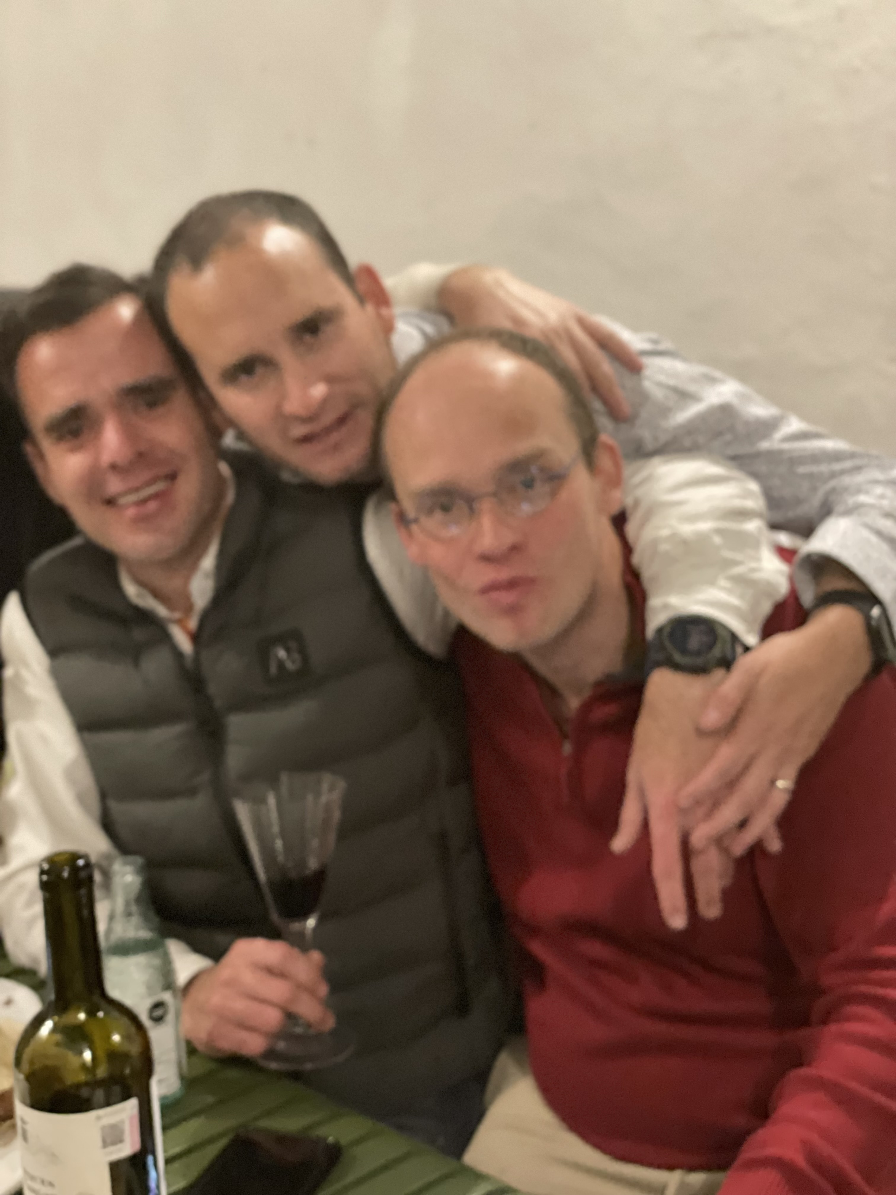 Esteban Rey @EstebanRey comparte un momento relajado con @hermanos en una habitación acogedora.