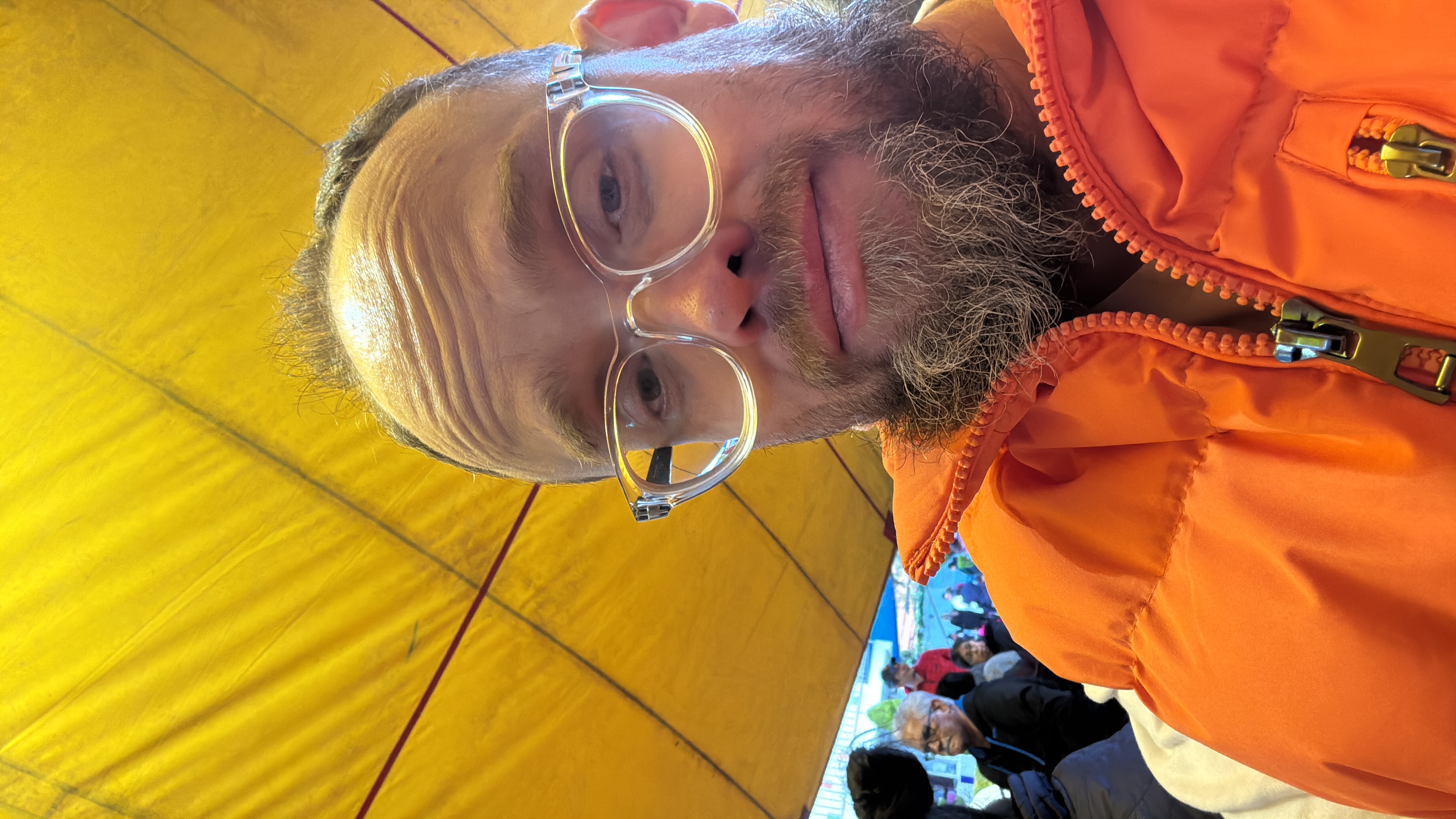 Esteban Rey luce serio con su chaqueta naranja habitual.