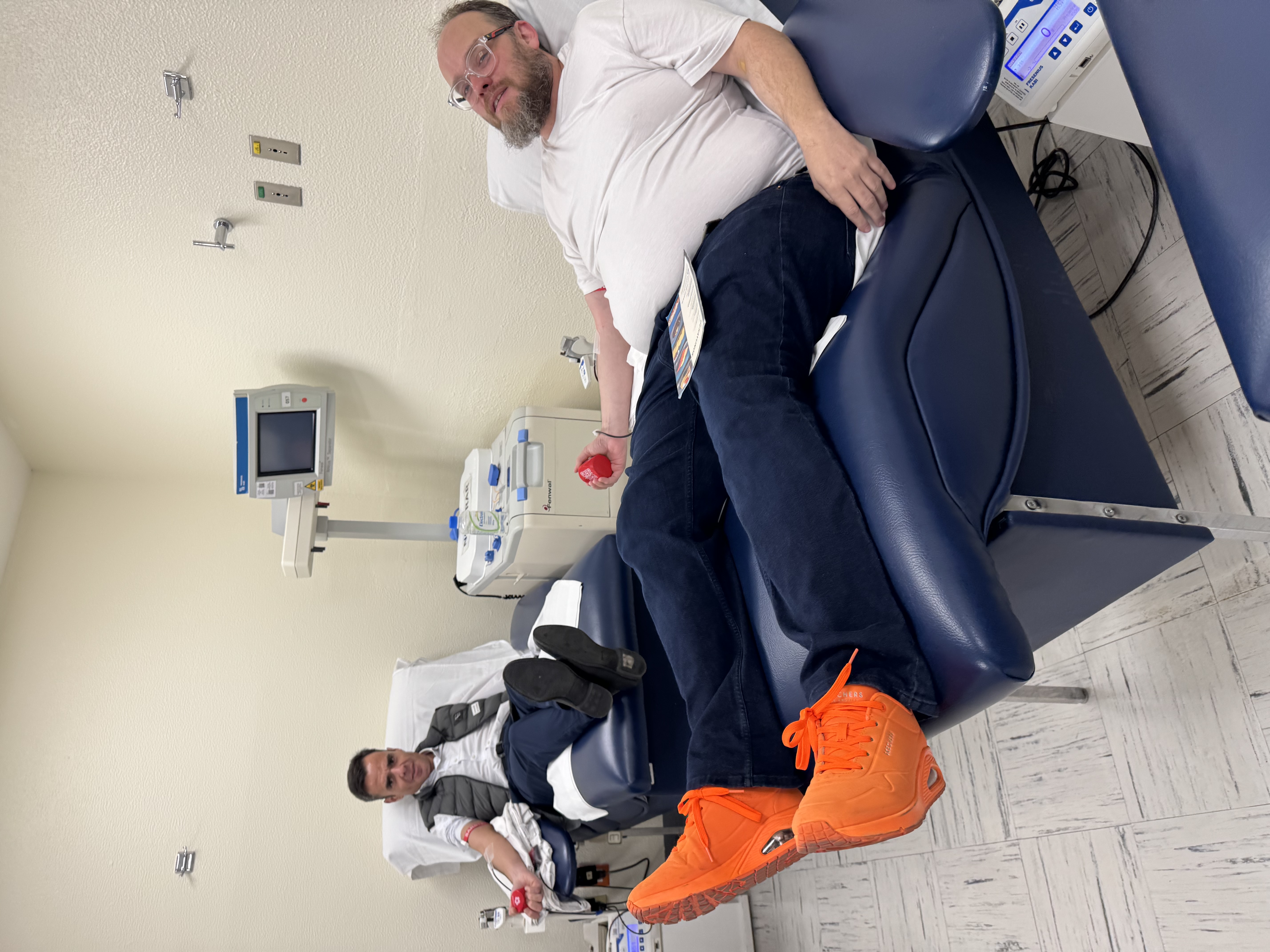 Donando sangre con mi hermano Sebastián, con mis tradicionales zapatillas naranjas.