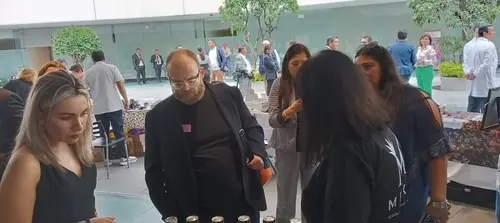 Kilowatto observa un producto con otras personas en una reunión.