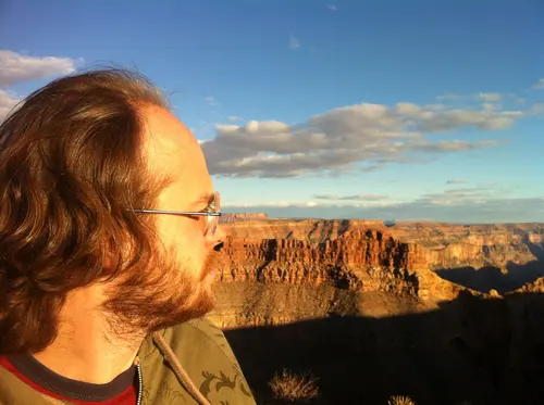 Esteban Rey en un paisaje de cañón con una vista impresionante.